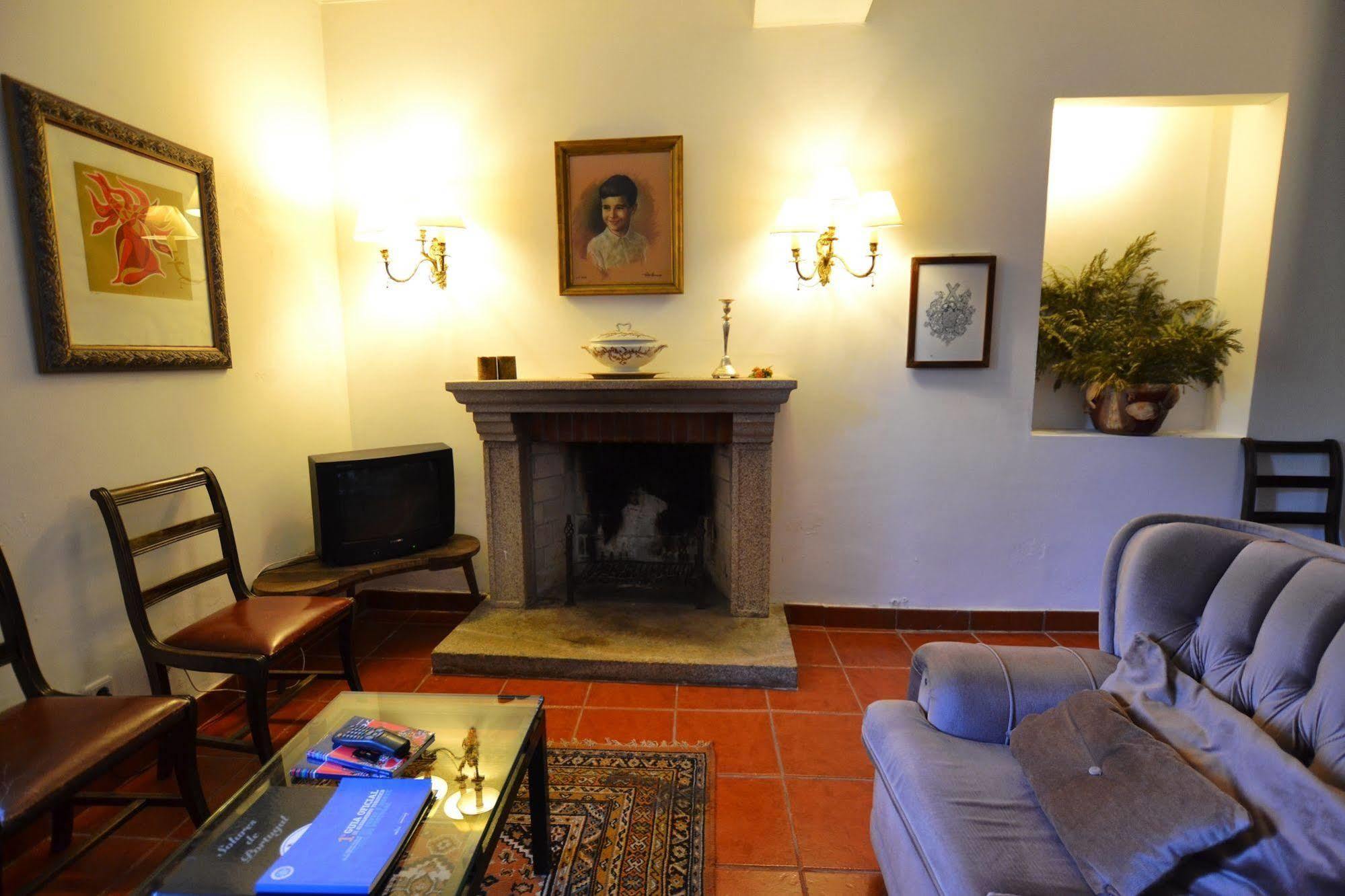 Casa Dos Assentos De Quintiaes Bed & Breakfast บาร์เซลอส ภายนอก รูปภาพ